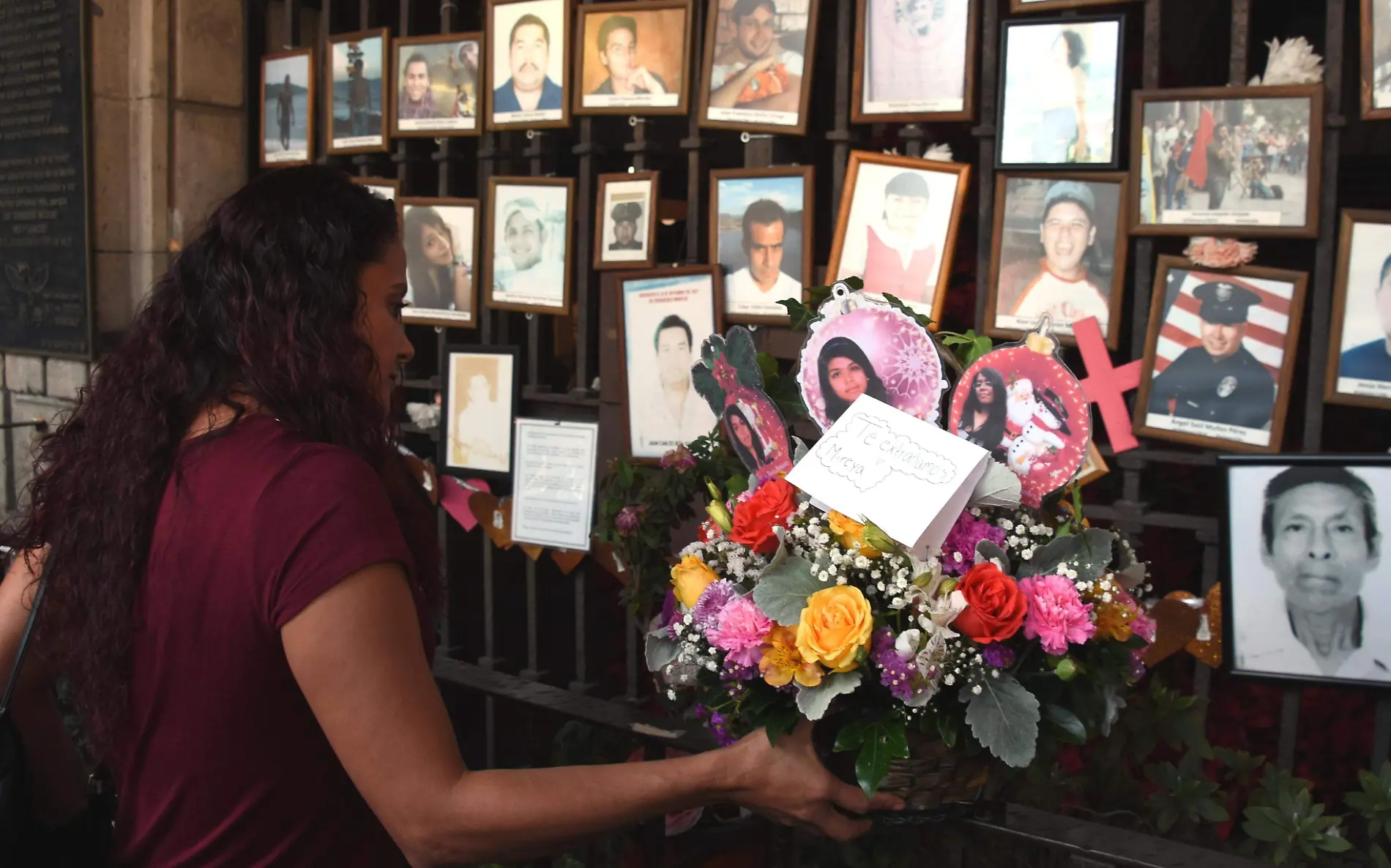 Familias de víctimas colocaron adornos navideños en la ofrenda que se ubica en las puertas de Casa de Gobierno Froylán Trujillo